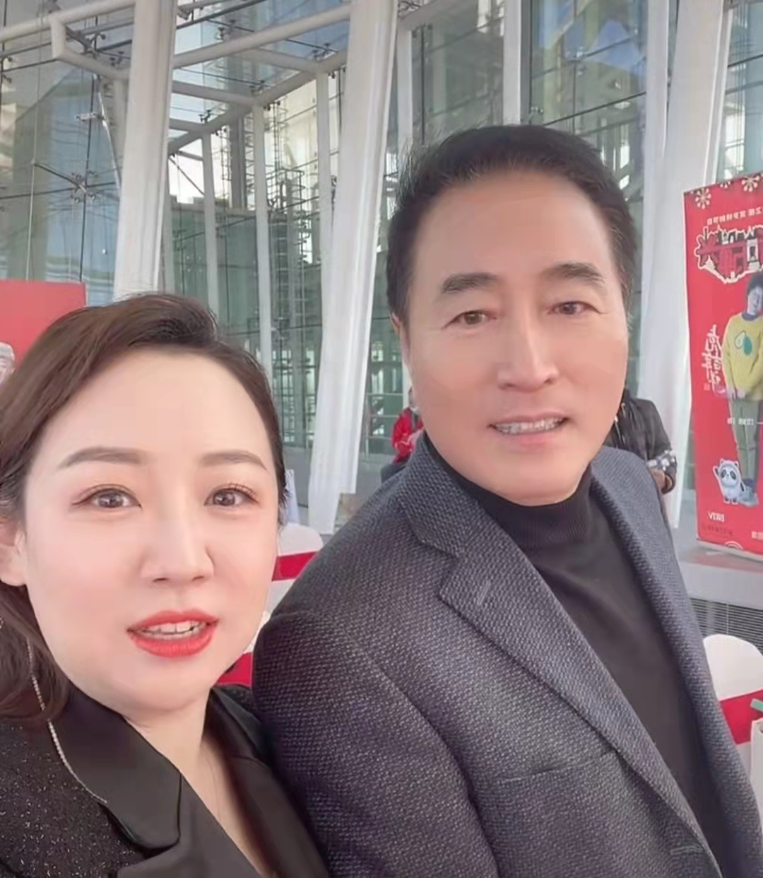 关凌拉着杨立新录vlog 甜喊"还是我爸帅"|关凌|杨立新|vlog_新浪新闻