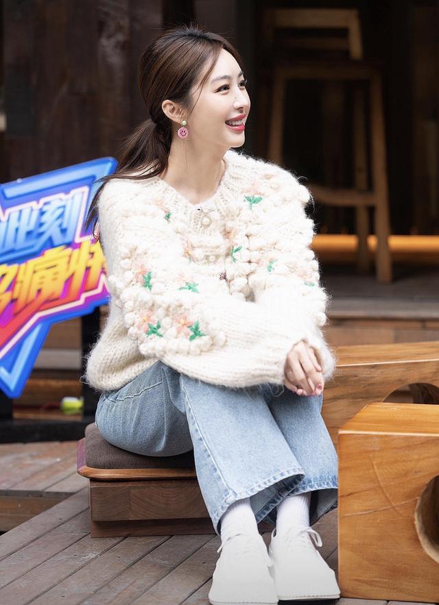 李菲儿不愧是黄晓明的前女友穿白色羽绒服走机场就很有国际范