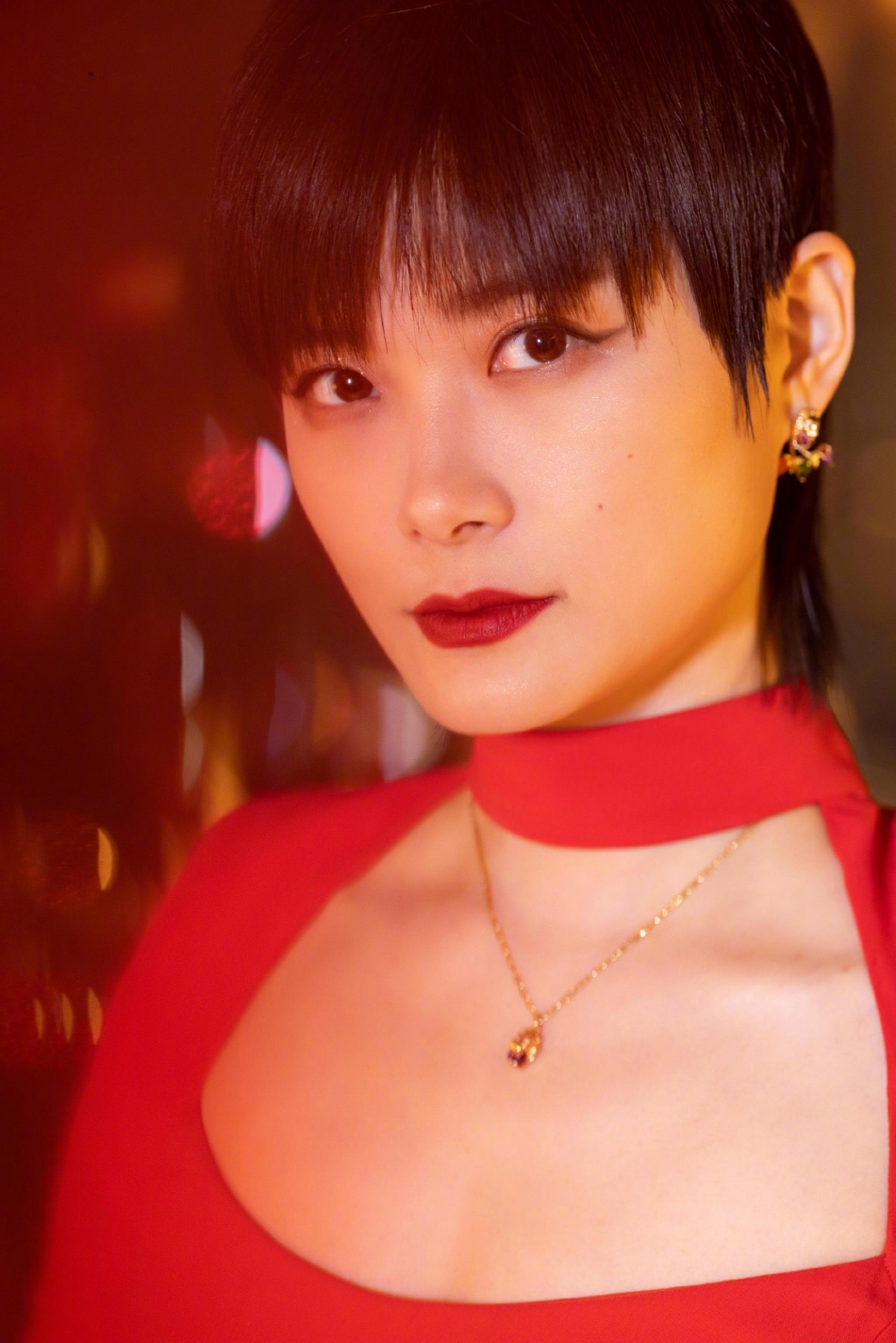 李宇春卫视春晚造型写真曝光红色长裙尽显古典美