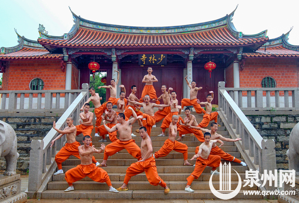 泉州少林寺武僧团(陈英杰 摄)南少林铁头功 (陈英杰 摄)童子功(陈英杰