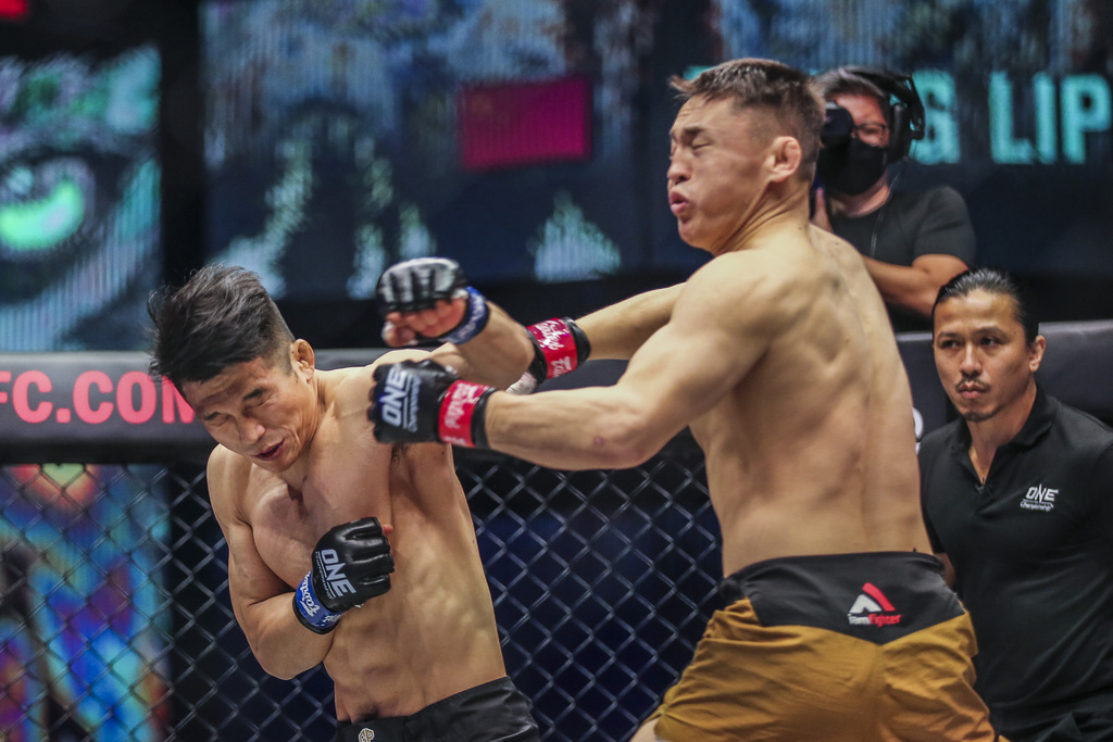 比赛刚刚开局,路思兰就利用拳法猛攻,张立鹏在躲过对手拳法的同时