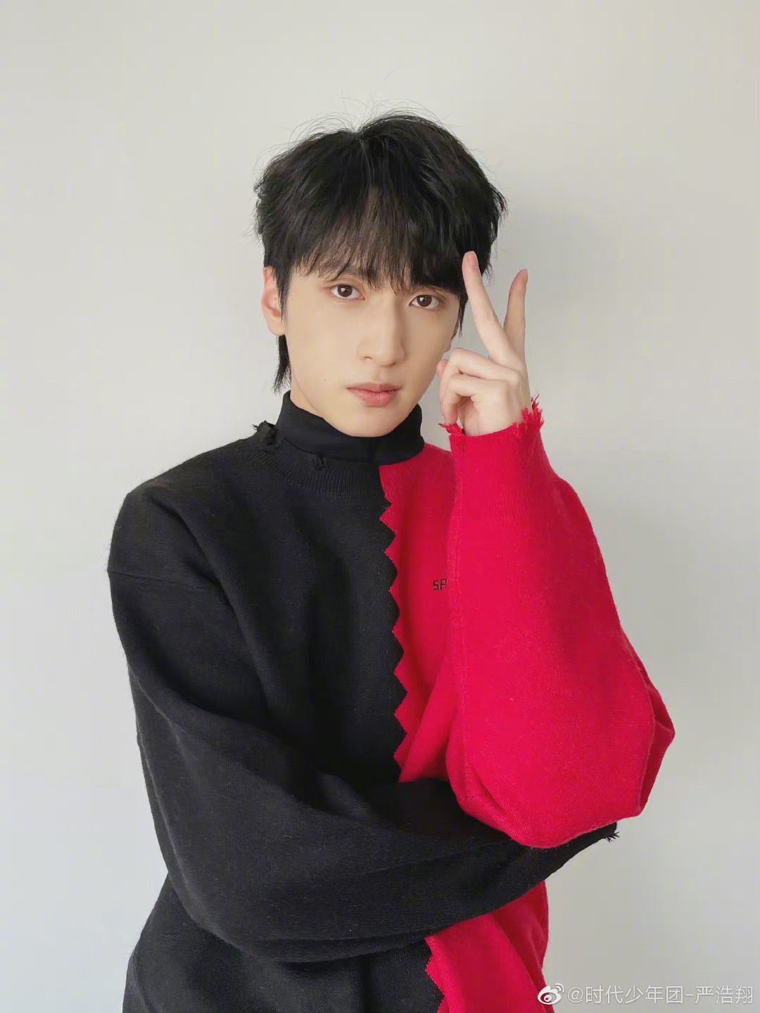 严浩翔晒手势照自拍拜早年