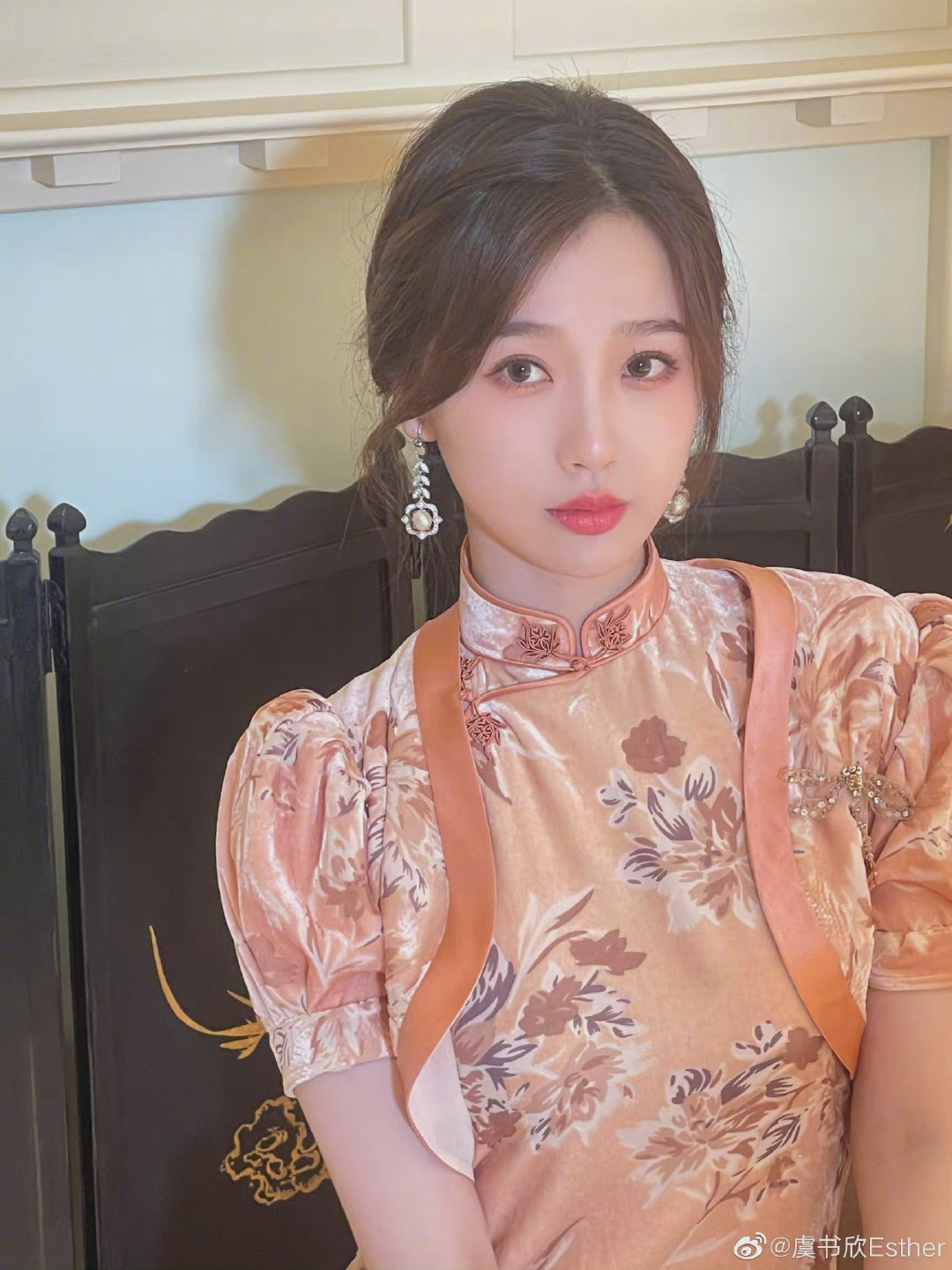 虞书欣微博更新穿上旗袍之后有一种很神奇的感觉676767