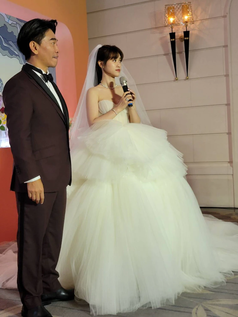 披梦幻婚纱戴百万钻戒,神秘新郎娇羞不见客|王洋|吴姗儒|吴宗宪_新浪