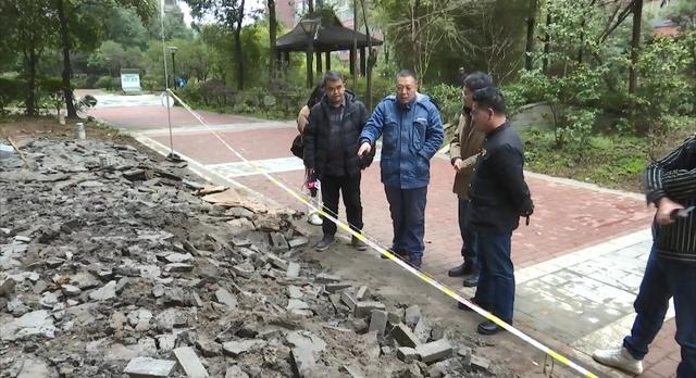 新业主装修直接把小区的绿化带挖了 旧业主们崩溃休闲区蓝鸢梦想 - Www.slyday.coM 新业主装修直接把小区的绿化带挖了 旧业主们崩溃休闲区蓝鸢梦想 - Www.slyday.coM