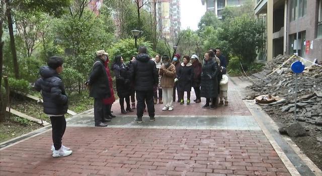 新业主装修直接把小区的绿化带挖了 旧业主们崩溃休闲区蓝鸢梦想 - Www.slyday.coM 新业主装修直接把小区的绿化带挖了 旧业主们崩溃休闲区蓝鸢梦想 - Www.slyday.coM