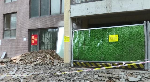 新业主装修直接把小区的绿化带挖了 旧业主们崩溃休闲区蓝鸢梦想 - Www.slyday.coM 新业主装修直接把小区的绿化带挖了 旧业主们崩溃休闲区蓝鸢梦想 - Www.slyday.coM