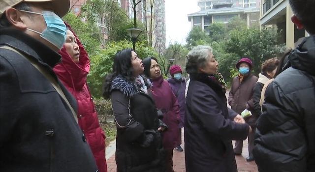 新业主装修直接把小区的绿化带挖了 旧业主们崩溃休闲区蓝鸢梦想 - Www.slyday.coM 新业主装修直接把小区的绿化带挖了 旧业主们崩溃休闲区蓝鸢梦想 - Www.slyday.coM