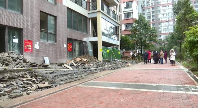 新业主装修直接把小区的绿化带挖了 旧业主们崩溃休闲区蓝鸢梦想 - Www.slyday.coM 新业主装修直接把小区的绿化带挖了 旧业主们崩溃休闲区蓝鸢梦想 - Www.slyday.coM