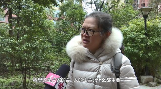 新业主装修直接把小区的绿化带挖了 旧业主们崩溃休闲区蓝鸢梦想 - Www.slyday.coM 新业主装修直接把小区的绿化带挖了 旧业主们崩溃休闲区蓝鸢梦想 - Www.slyday.coM