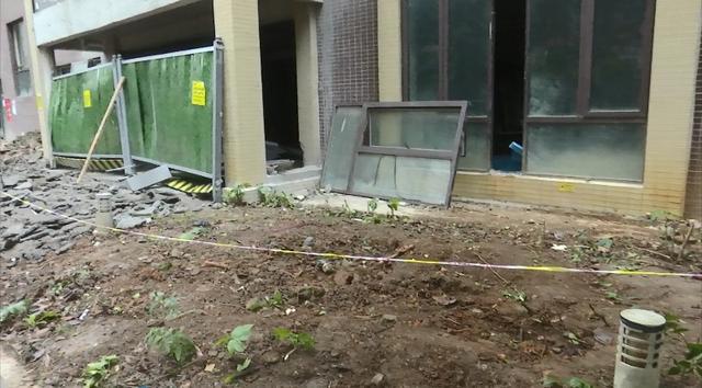 新业主装修直接把小区的绿化带挖了 旧业主们崩溃休闲区蓝鸢梦想 - Www.slyday.coM 新业主装修直接把小区的绿化带挖了 旧业主们崩溃休闲区蓝鸢梦想 - Www.slyday.coM