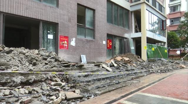 新业主装修直接把小区的绿化带挖了 旧业主们崩溃休闲区蓝鸢梦想 - Www.slyday.coM 新业主装修直接把小区的绿化带挖了 旧业主们崩溃休闲区蓝鸢梦想 - Www.slyday.coM