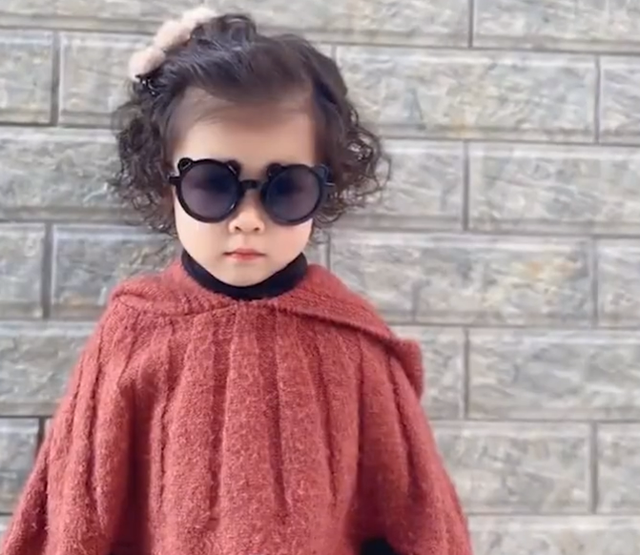 广东外公带2岁外孙女去烫羊毛卷效果一出网友外公很潮啊