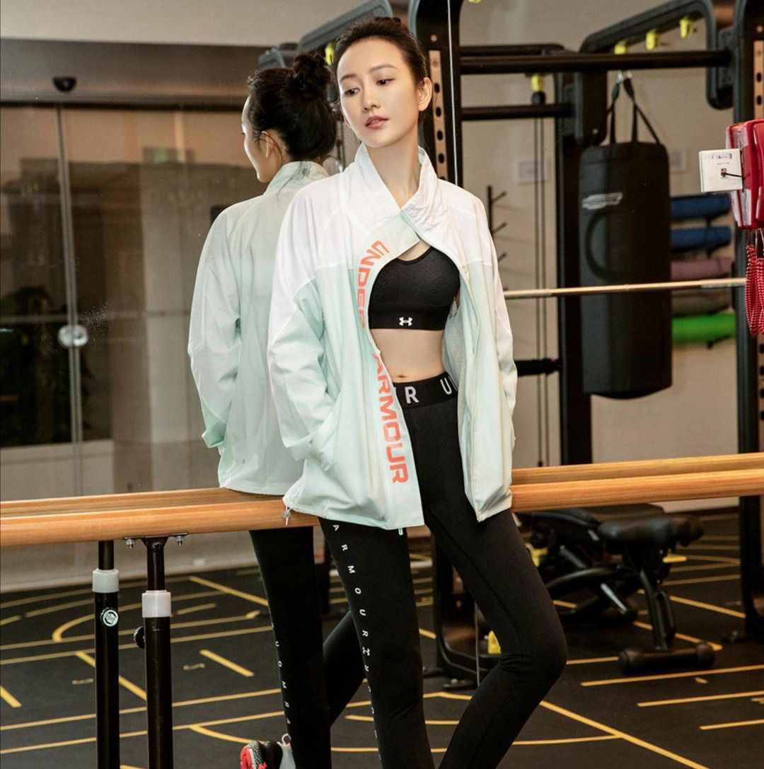 王鸥在健身房拍大片穿露脐背心搭配健美裤双手叉腰略显大气