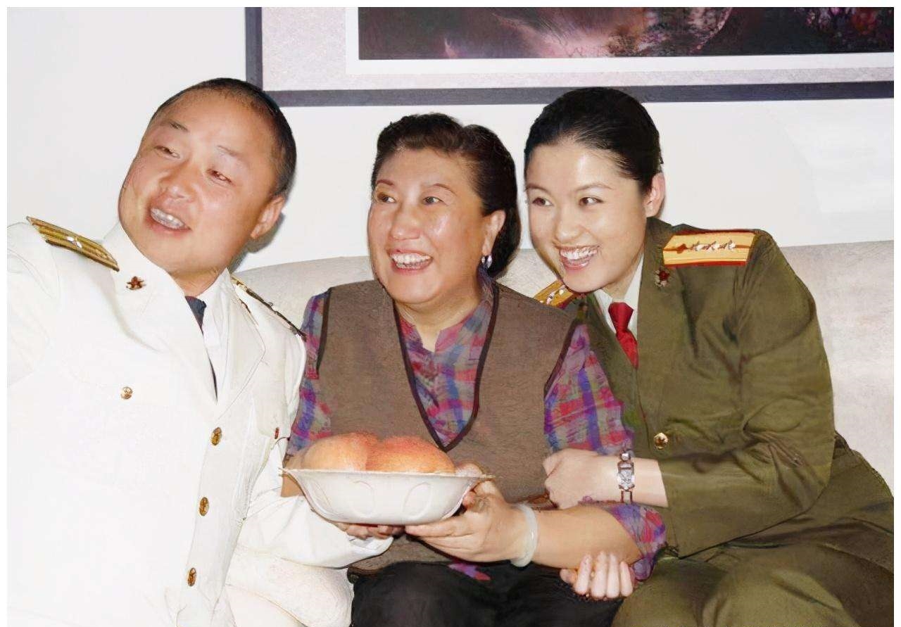 高秀敏女儿李萱父母同年去世被托孤何庆魁闫学晶把她当女儿