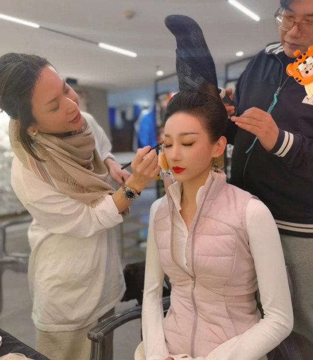 超大排场上春晚!央视请到《只此青绿》登台,彩排造型曝光要封神休闲区蓝鸢梦想 - Www.slyday.coM 超大排场上春晚!央视请到《只此青绿》登台,彩排造型曝光要封神休闲区蓝鸢梦想 - Www.slyday.coM