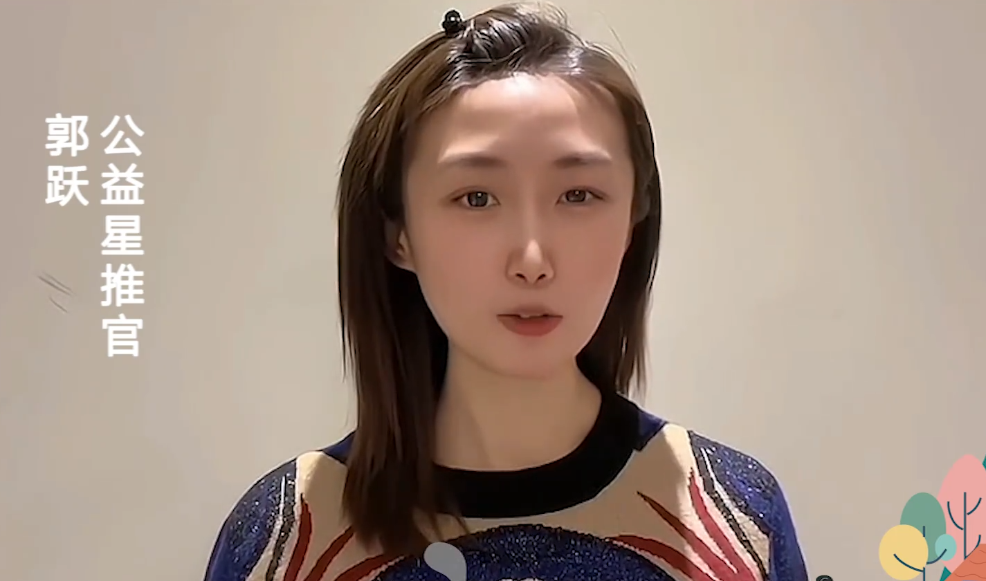 国乒最年轻世界冠军露面长发披肩脸颊消瘦双手比心笑容灿烂