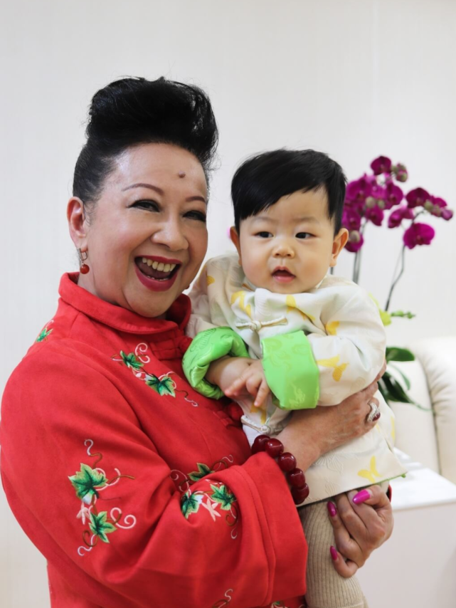 薛家燕笑容满面与儿子一家三口合影 自曝春节每次见孙子都给红包|薛家