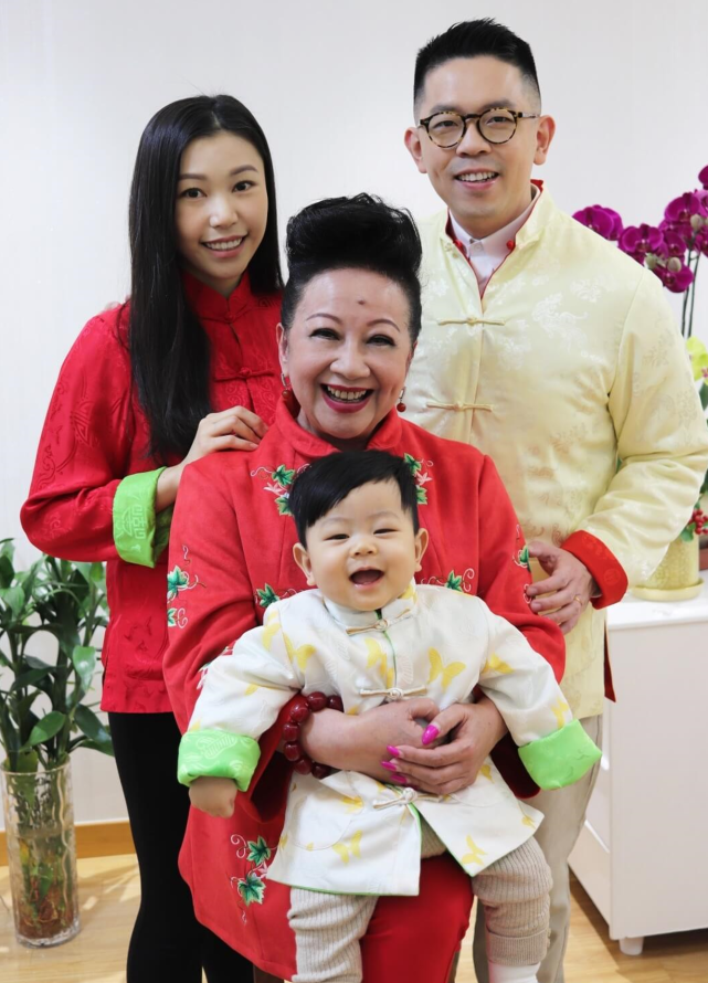 薛家燕笑容满面与儿子一家三口合影 自曝春节每次见孙子都给红包|薛家