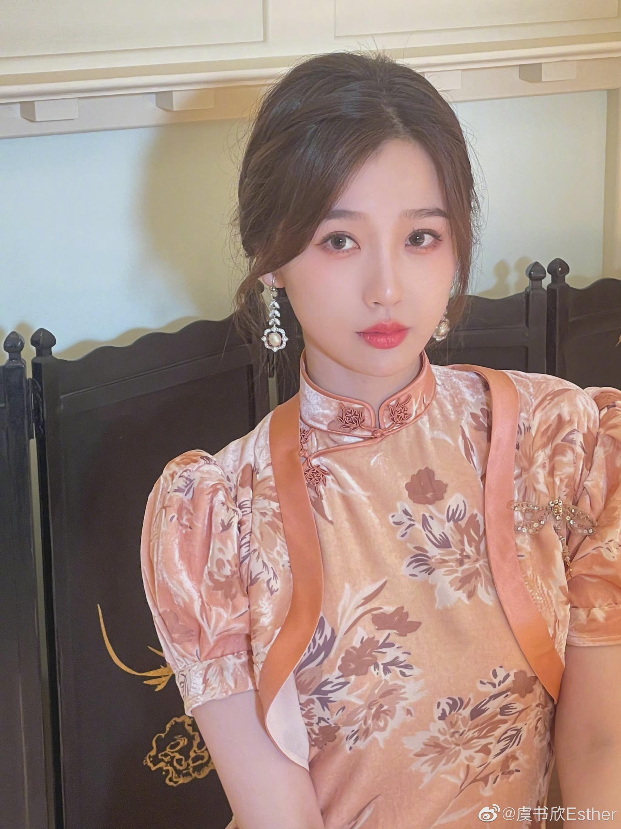 穿上旗袍之后 有一种很神奇的感觉……|旗袍|虞书欣|大片_新浪新闻