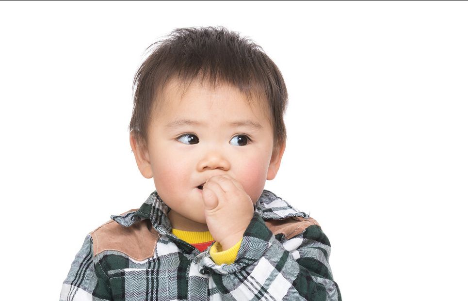 为什么婴儿喜欢吃手指？宝宝吃手该阻止吗？很多爸妈都做错了休闲区蓝鸢梦想 - Www.slyday.coM