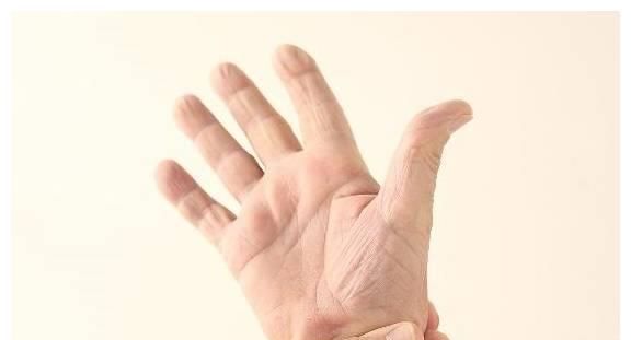 内大拇指中指会出现麻木不适感,这有可能是腕管综合征,过度的使用手指