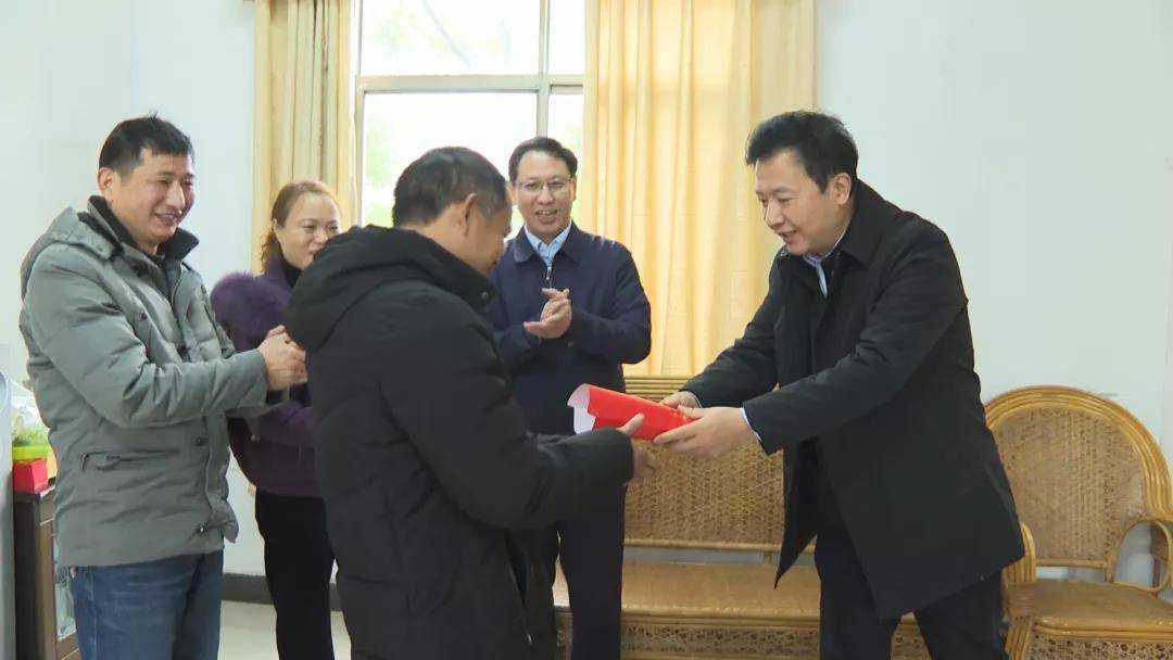 在峡江县砚溪镇,李晓刚一行走访慰问了郭海军,熊金平等困难群众,每到