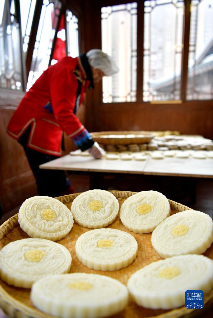 在湖北省恩施土家族苗族自治州宣恩县,人们忙着制作五谷糍粑,并用印花