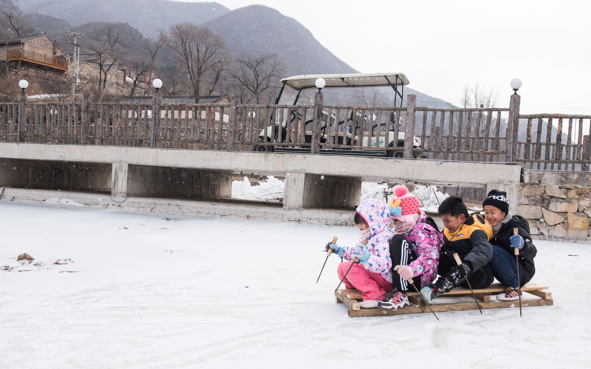 亲子冰雪体验项目——游客自己动手做冰车。延庆区供图
