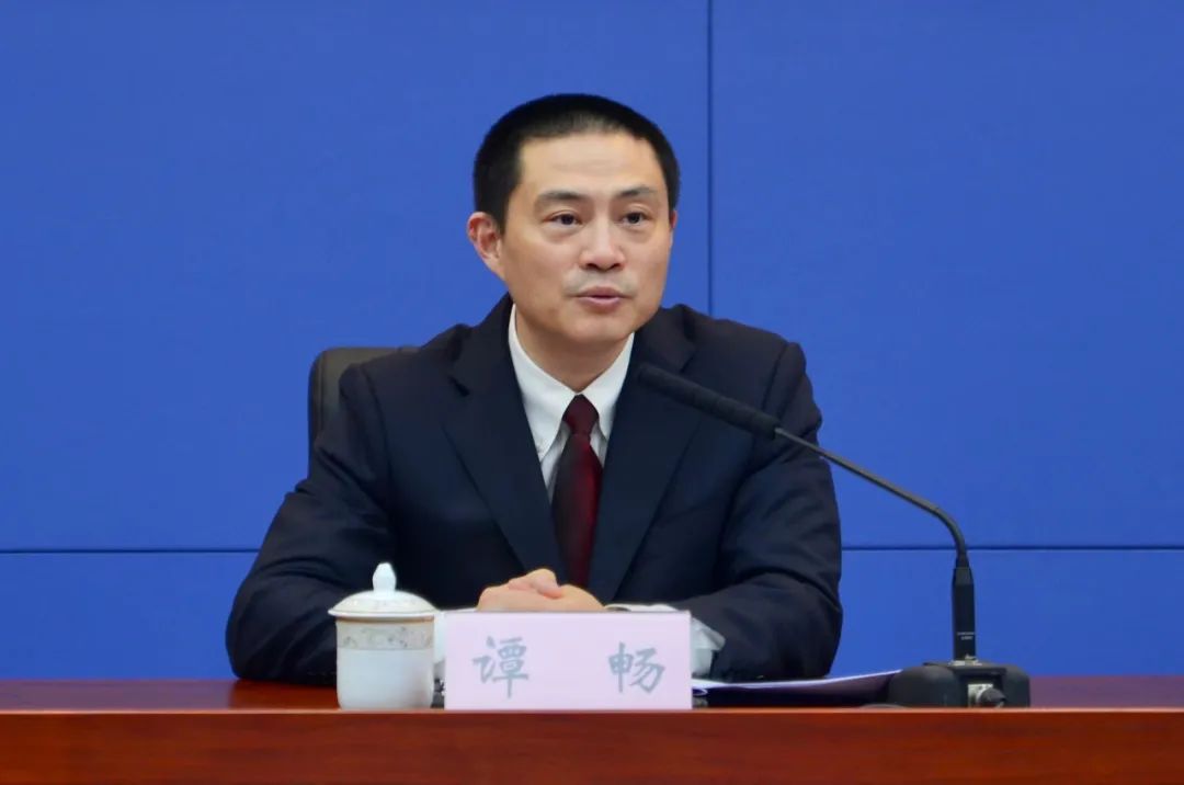 谭畅先容干系情况 龚浩月 摄