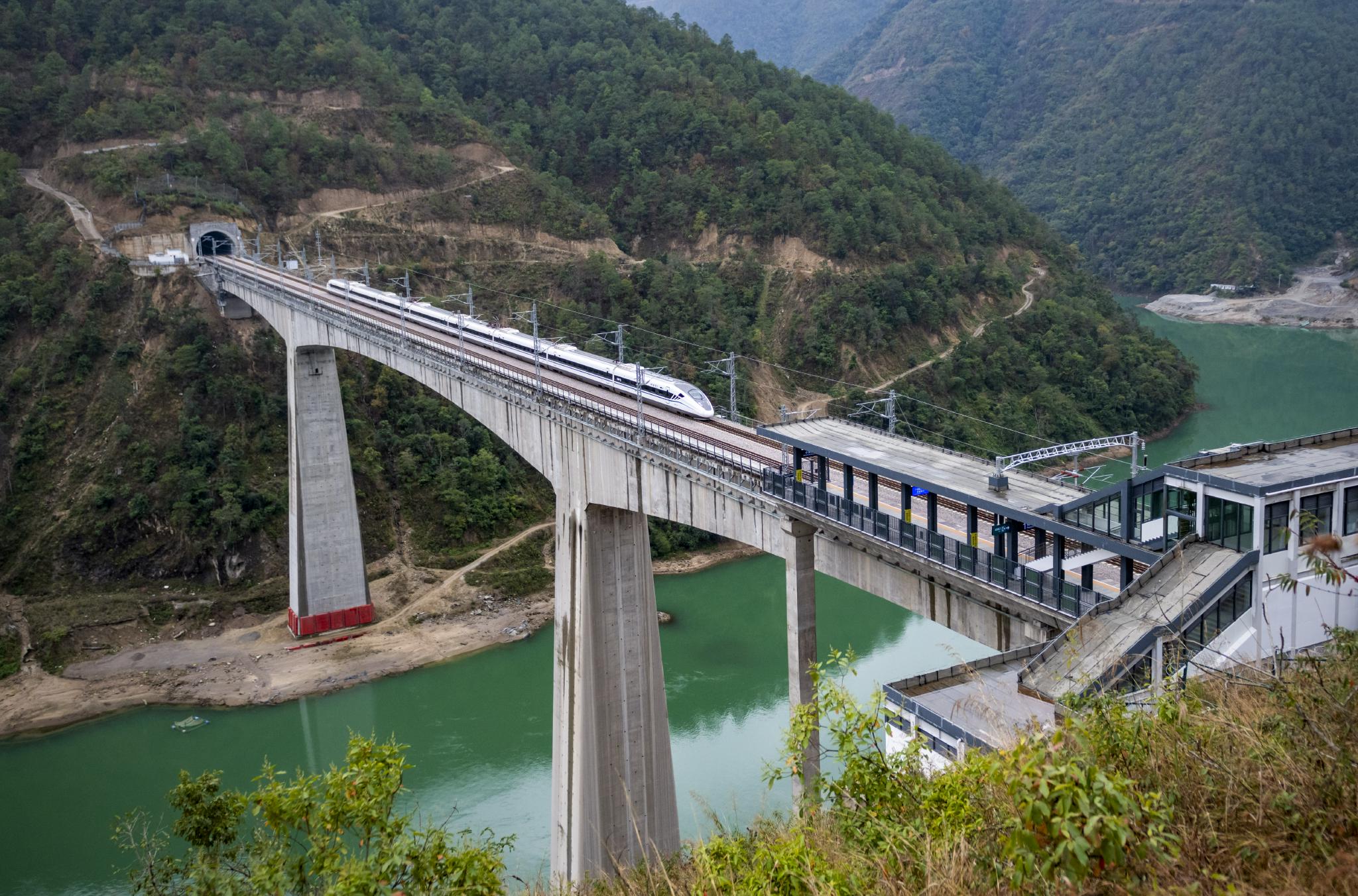 小湾东站的首个春运|春运|隧道_新浪新闻