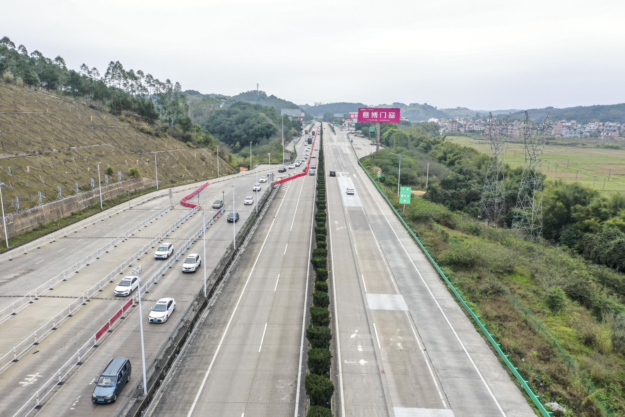 这是1月28日在广昆高速广西梧州段拍摄的从广东方向驶来的车流(无人机