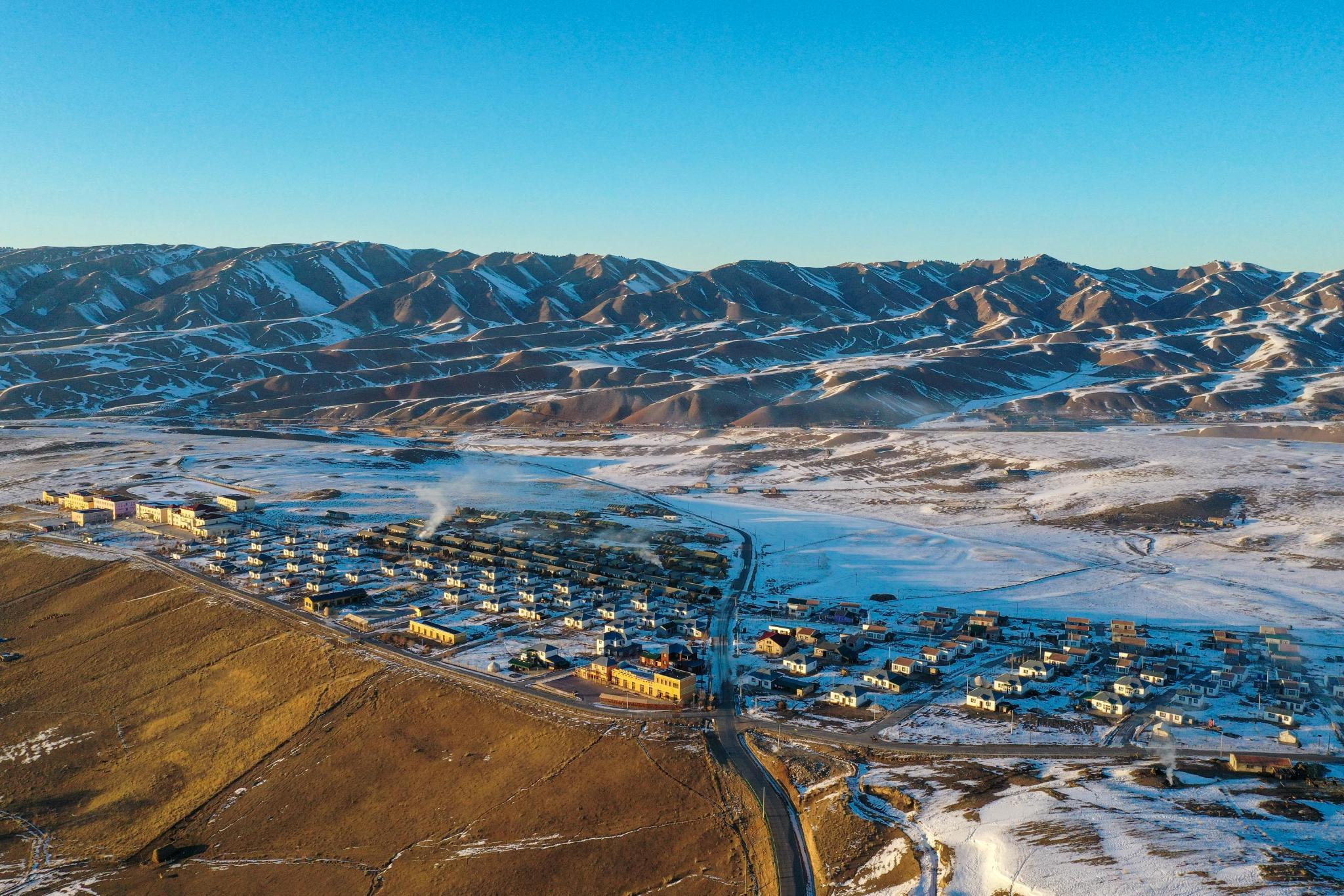 这是1月27日拍摄的新疆特克斯县喀拉达拉镇喀拉峻牧业村(无人机照片).