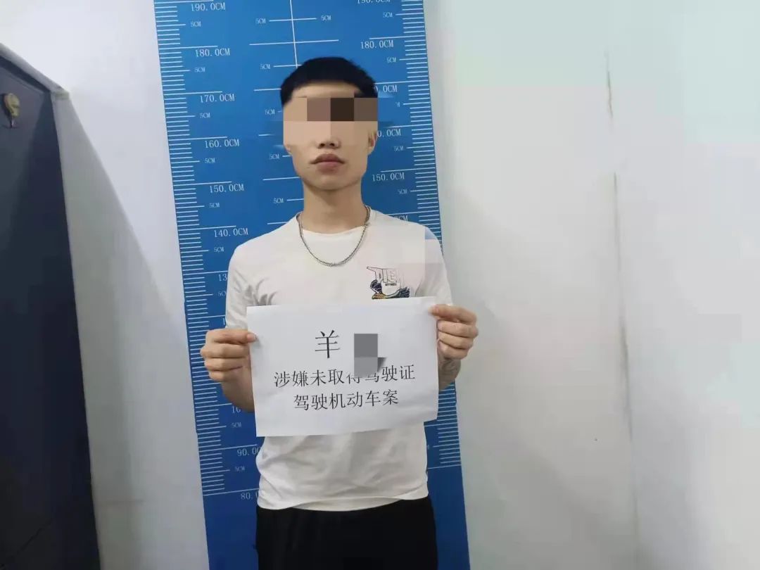 为博女生芳心，海南00后小伙路边上演这一幕…休闲区蓝鸢梦想 - Www.slyday.coM