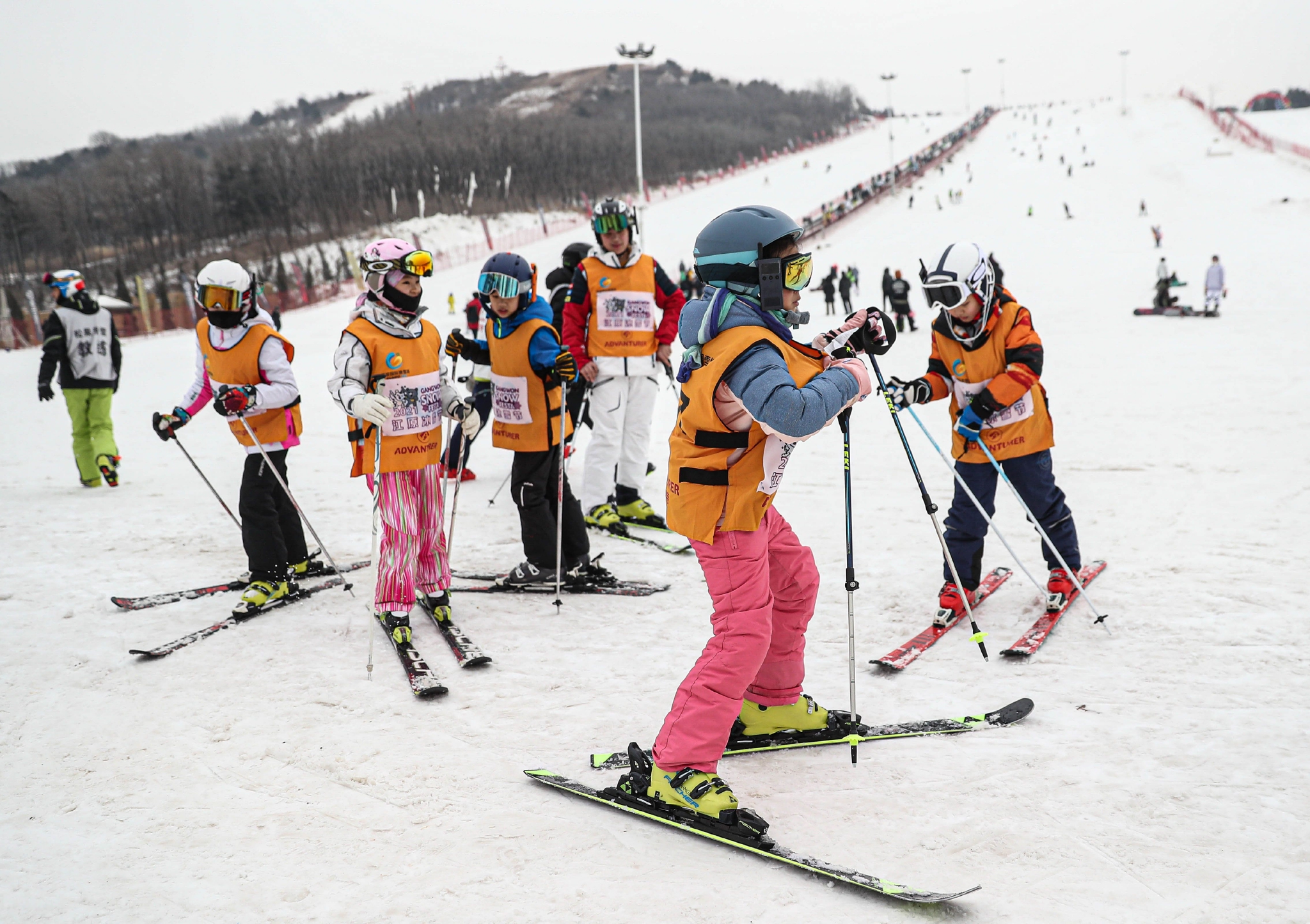 青少年體驗滑雪運動.圖/ic photo