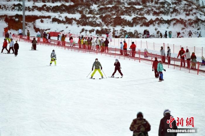 资料图：2021年12月8日，滑雪爱好者在崇礼富龙滑雪场享受冰雪运动。 中新社记者 翟羽佳 摄