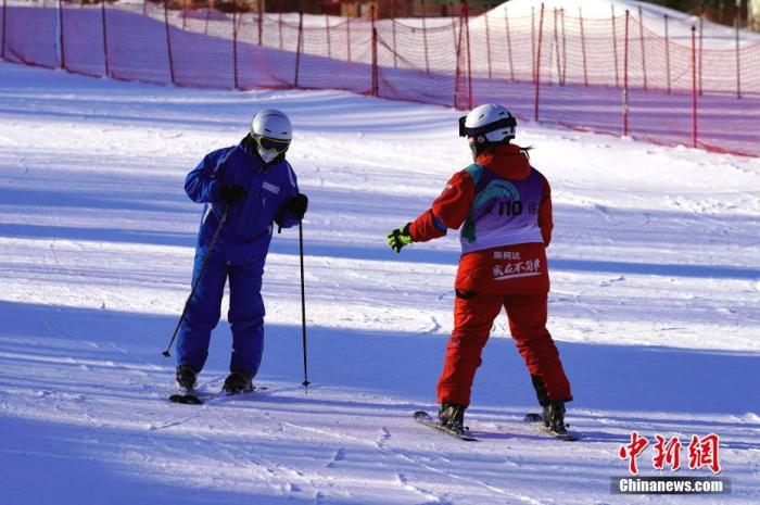 资料图：黑龙江亚布力滑雪场，游客练习高山滑雪。中新社发 孙汉仑 摄