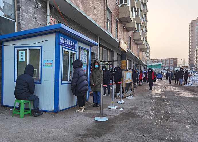 2022年1月27日，黑龙江绥芬河市民进行全员核酸检测。人民视觉 图