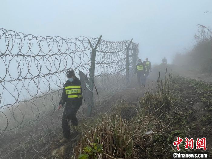 农民忠和队友在边境巡逻。陈秋霞 摄