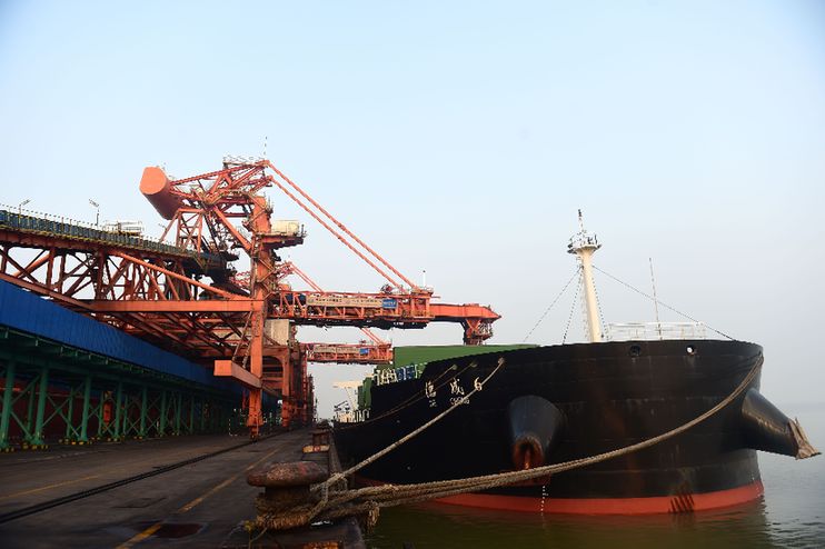 1月26日，船舶在黄骅港装载电煤。新华网发（傅新春 摄）