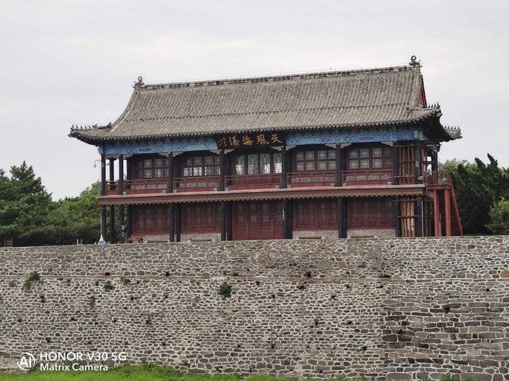 蓬莱阁东北丹崖山绝壁上,跨水城垛墙,为(1868)年登州府同知雷树枚倡建