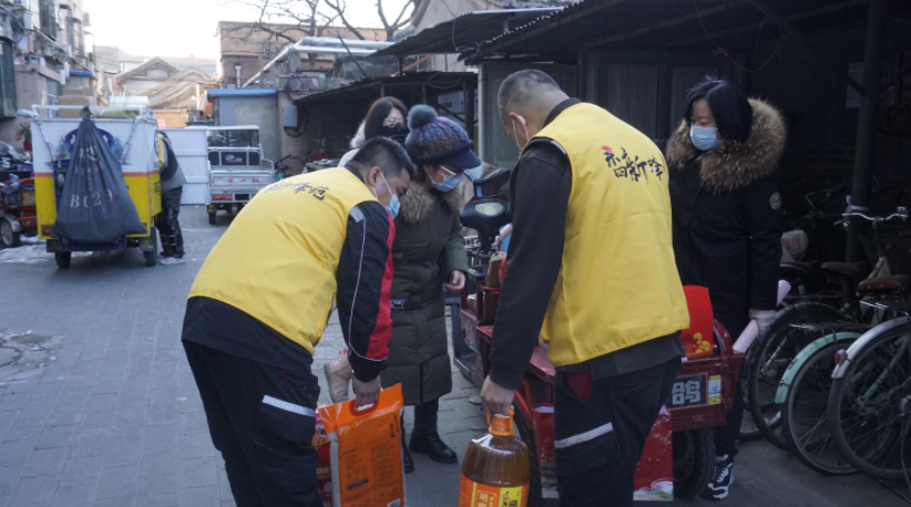 “反哺”社区，东四快递小哥为困难居民送爱心