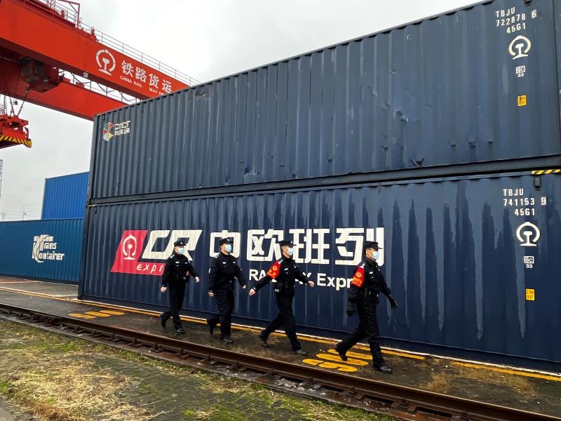长沙铁警护航农历牛年最后一班中欧班列安全发行休闲区蓝鸢梦想 - Www.slyday.coM