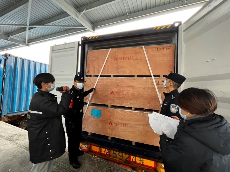 长沙铁警护航农历牛年最后一班中欧班列安全发行休闲区蓝鸢梦想 - Www.slyday.coM