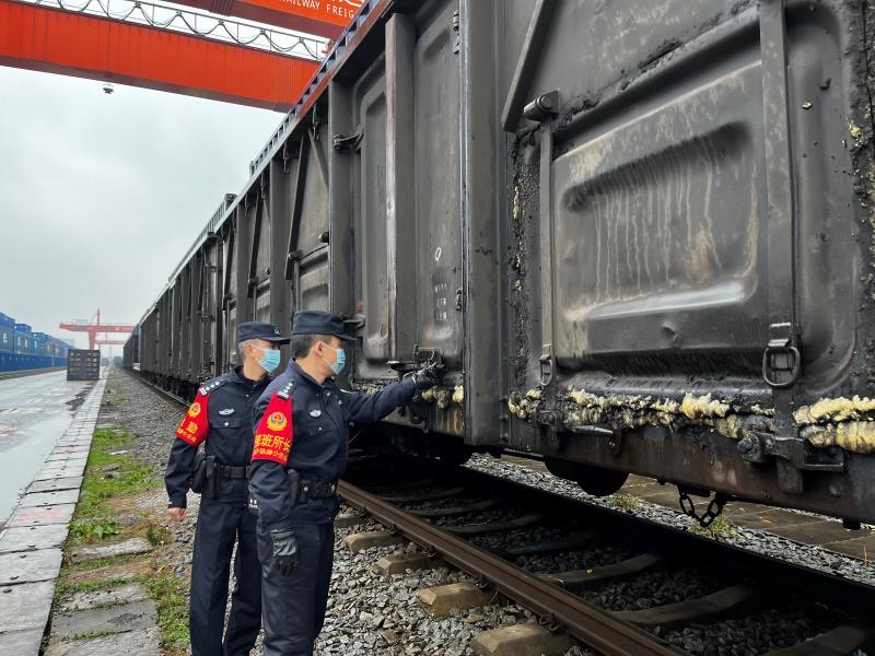 长沙铁警护航农历牛年最后一班中欧班列安全发行休闲区蓝鸢梦想 - Www.slyday.coM