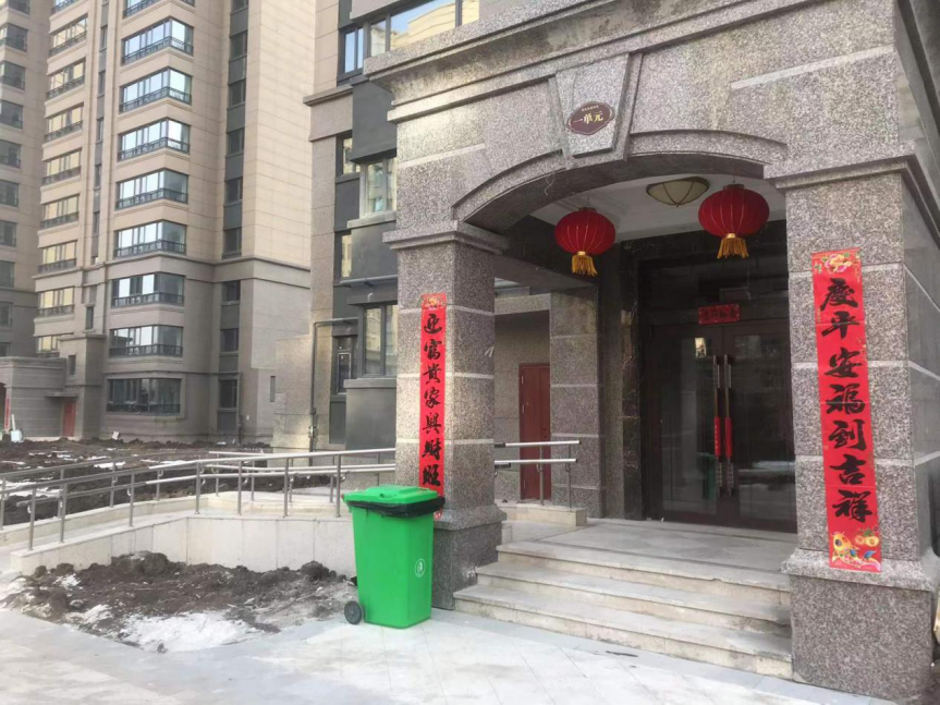 恒大北湖印象单元门上挂起了红灯笼，春节的氛围很浓。张志强/摄