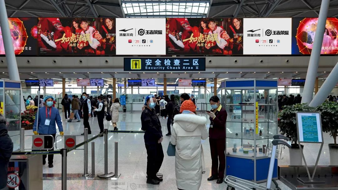 “鸿星尔克x王者荣耀”联名款战靴霸屏全国机场，以威猛如虎的中国精神，迎接壬寅年！休闲区蓝鸢梦想 - Www.slyday.coM