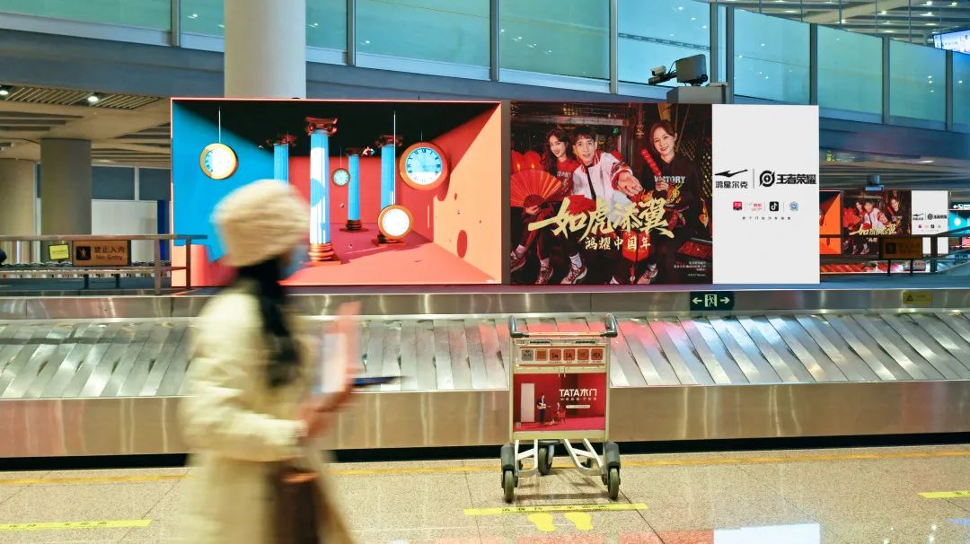 “鸿星尔克x王者荣耀”联名款战靴霸屏全国机场，以威猛如虎的中国精神，迎接壬寅年！休闲区蓝鸢梦想 - Www.slyday.coM