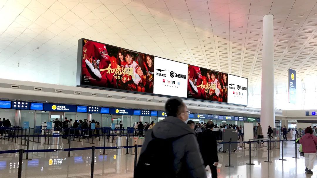 “鸿星尔克x王者荣耀”联名款战靴霸屏全国机场，以威猛如虎的中国精神，迎接壬寅年！休闲区蓝鸢梦想 - Www.slyday.coM