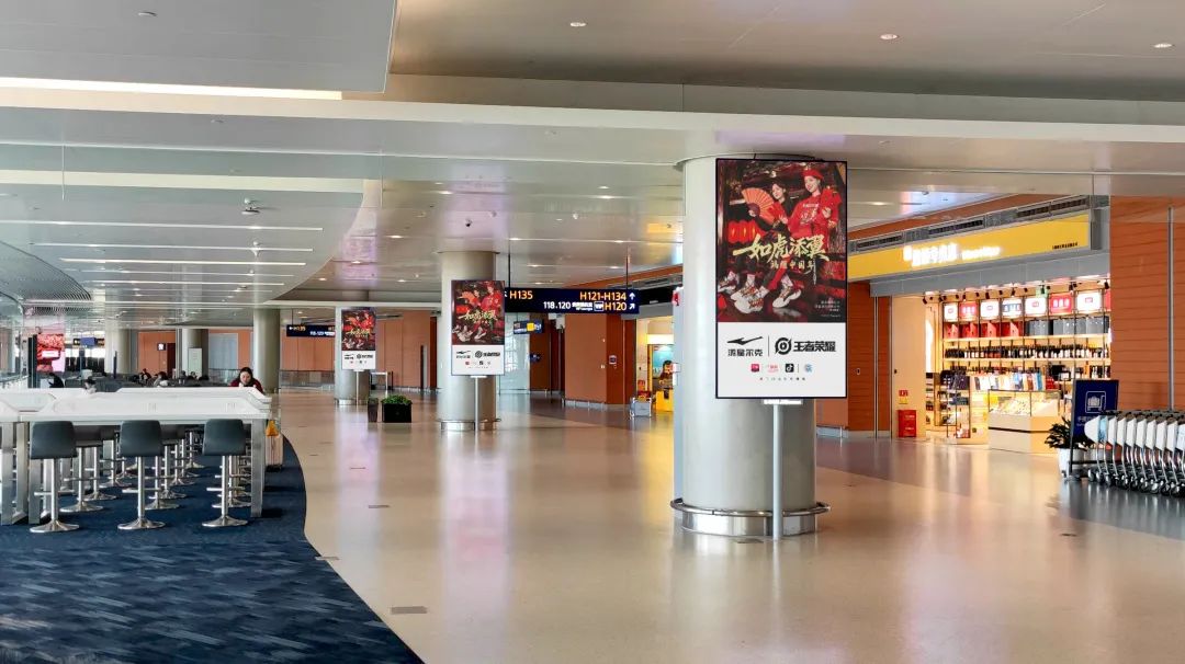 “鸿星尔克x王者荣耀”联名款战靴霸屏全国机场，以威猛如虎的中国精神，迎接壬寅年！休闲区蓝鸢梦想 - Www.slyday.coM